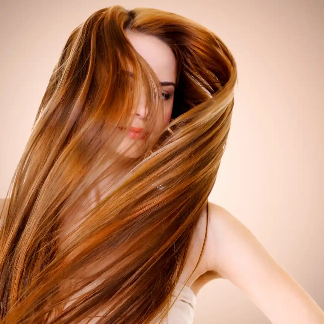 mujer cabello al aire morena